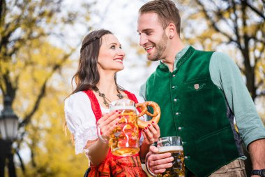 Dirndl ve çubuk kraker ve Bier Tracht Çift 