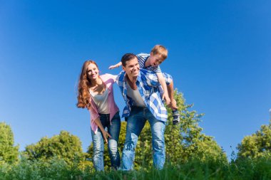 Baba taşıyan oğlu Paketle