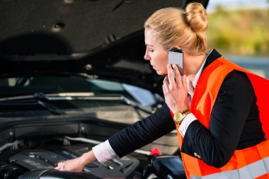 Kadın araba motor sorunları ile