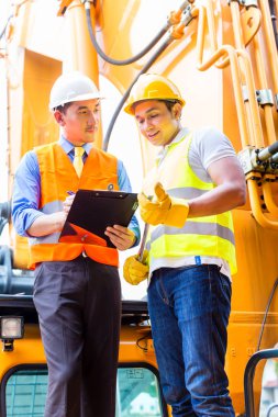 Asya işçiler inşaat sitesinde