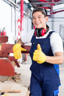 Başparmak gösterilmesini gurur Asya marangoz