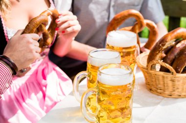 Gözlük bira ve Alman bira bahçesinde simit
