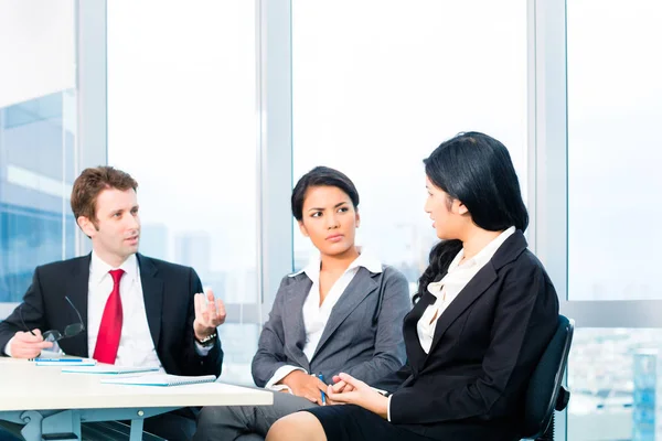 Asiáticos Empresarios en reunión de equipo de oficina — Foto de Stock