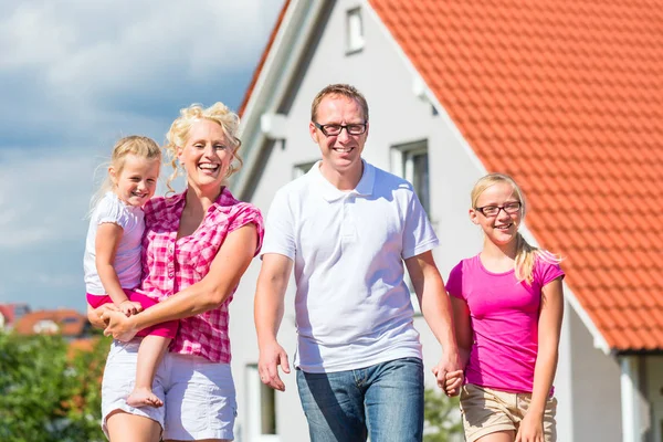 Familie steht stolz vor dem Haus — Stockfoto