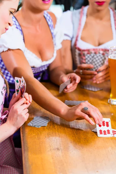 Vänner spelkort i Inn eller pub dricka öl — Stockfoto