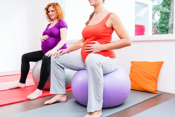 Verloskundige begeleiding van zwangere vrouwen tijdens ontspanningsoefeningen — Stockfoto