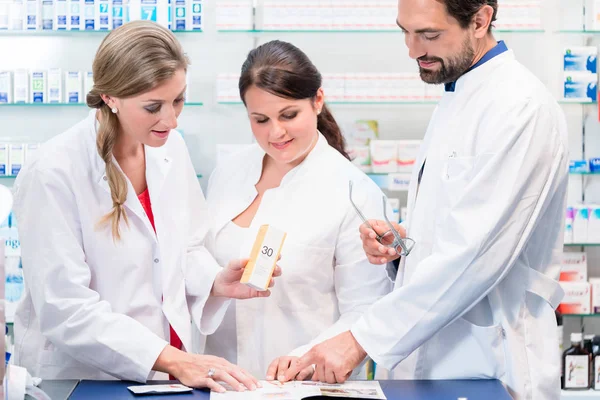 Equipe de farmacêuticos em farmácia — Fotografia de Stock