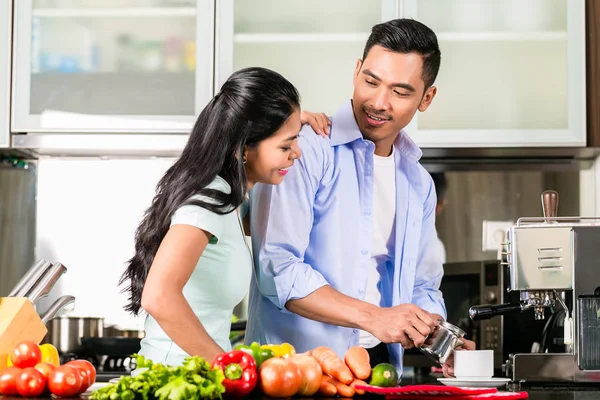 Asiática pareja cocinar comida juntos en cocina — Foto de Stock