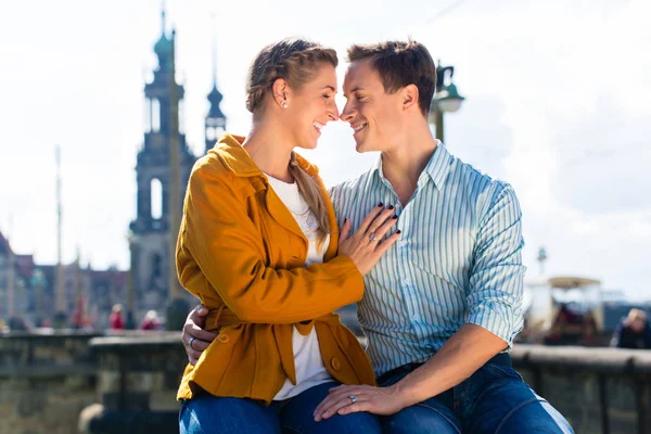 Homem e mulher em Dresden na margem do rio Elba — Fotografia de Stock