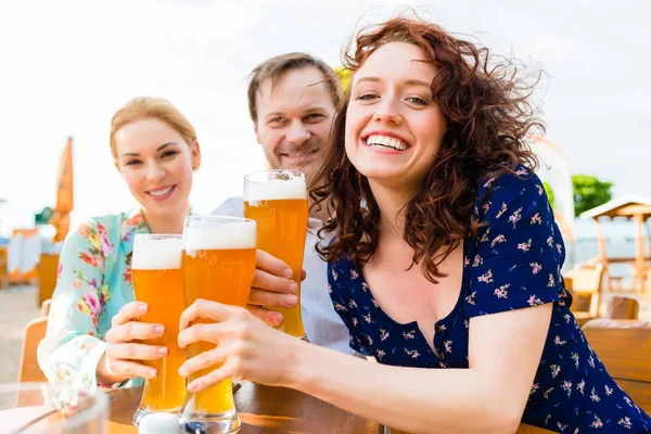 Vrienden roosteren met bier — Stockfoto