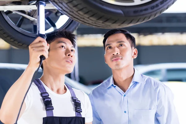 Kfz-Mechaniker und Kunde — Stockfoto