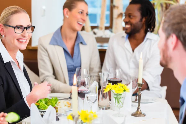 Бизнес-ланч в ресторане с едой и вином — стоковое фото