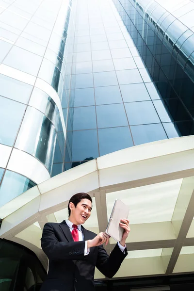 Asijské obchodní muž pracuje mimo na tablet Pc — Stock fotografie