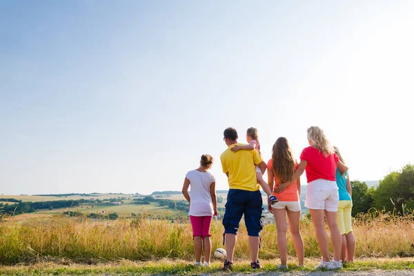 Familia teniendo paseo mirando el paisaje de su casa —  Fotos de Stock