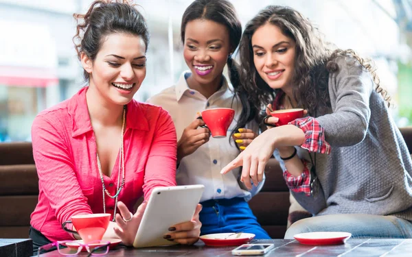 Giovani donne in caffè — Foto Stock