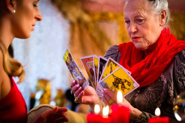 Fortuneteller que estabelece cartas de Tarot com o cliente — Fotografia de Stock