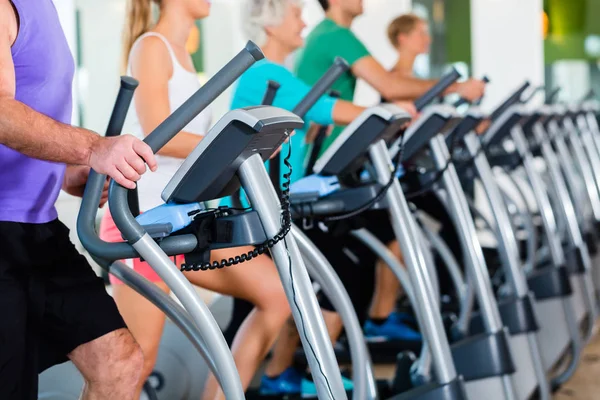 Group with senior people on elliptical trainer in gym — Stock Photo, Image