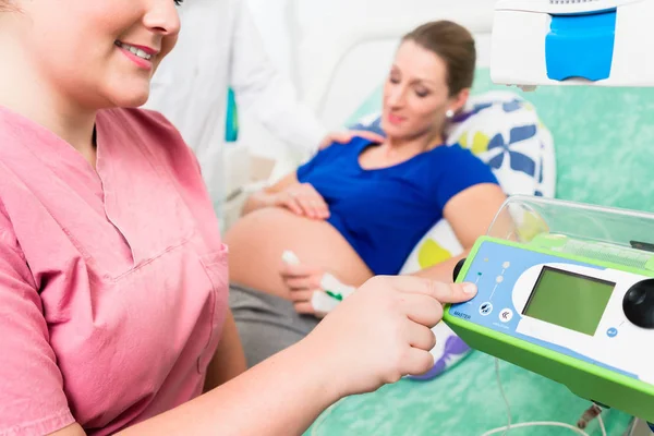 Enfermera dosificadora de medicamentos para mujeres embarazadas — Foto de Stock