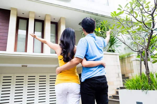 Muž ukazuje jeho žena nový dům — Stock fotografie