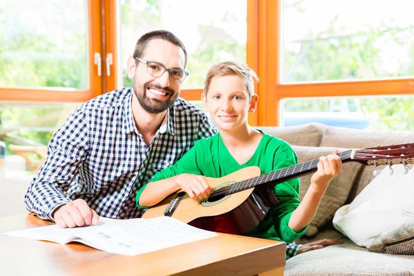 Ayah dan anak bermain gitar di rumah — Stok Foto