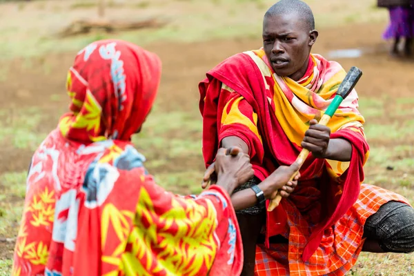 Massai uomini stringendo la mano — Foto Stock