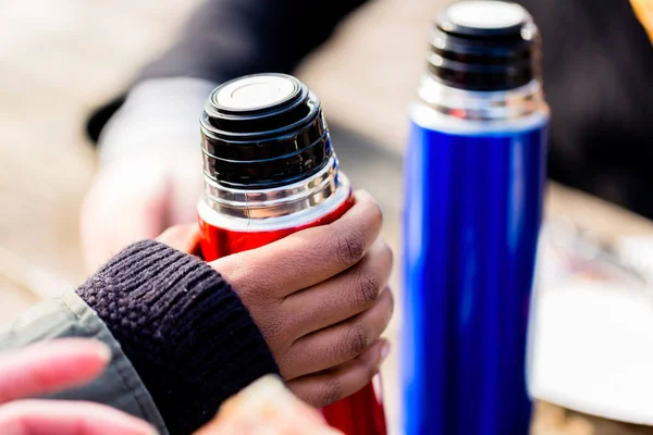 Hand hält rote Vakuumflasche — Stockfoto