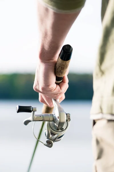 Pescatore con canna da pesca in mano — Foto Stock