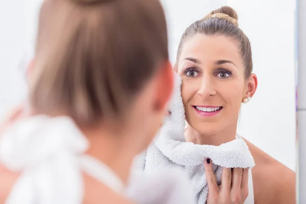 Frau im Badezimmerhandtuch Gesicht — Stockfoto