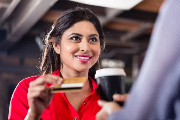 Kadın müşteri için kahve kredi kartı ile ödeme — Stok fotoğraf
