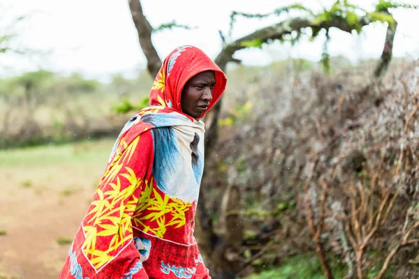 Massai-Mann steht im Regen — Stockfoto