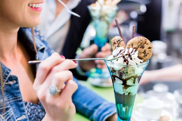 Casal desfrutando de um sorvete sundae — Fotografia de Stock