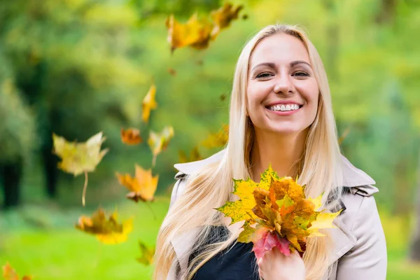 Frau im Herbst oder Herbst mit buntem Laub — Stockfoto