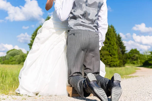 Novio rogando a la novia por misericordia —  Fotos de Stock