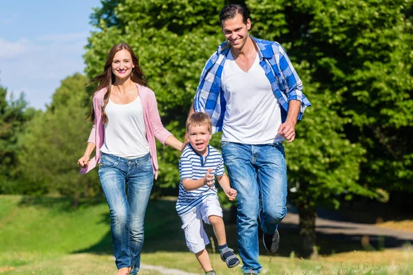 Çayır üzerinde çalışan aile — Stok fotoğraf