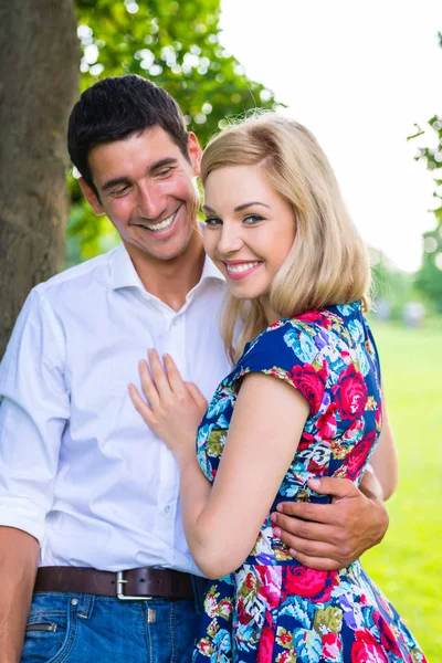 Mann und Frau umarmen sich im Park — Stockfoto