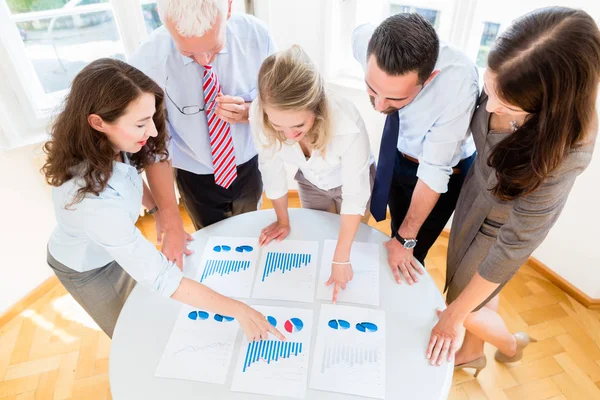 Equipo de negocios en reunión de estrategia discutiendo — Foto de Stock