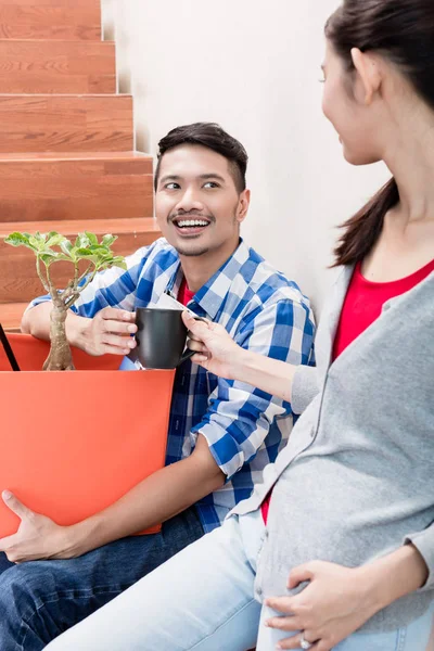 Indonesiska par tar kaffepaus under omplacering — Stockfoto