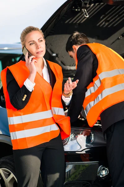 Casal com avaria carro chamando reboque empresa — Fotografia de Stock