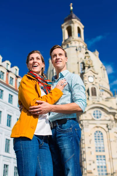 Tourisme - couple à Frauenkirche à Dresde — Photo