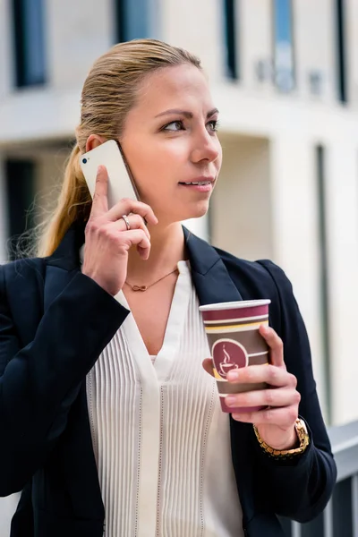 Деловая женщина с телефоном и кофе — стоковое фото