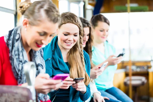 Dojíždějících v lanovce chatování na mobilním telefonu — Stock fotografie