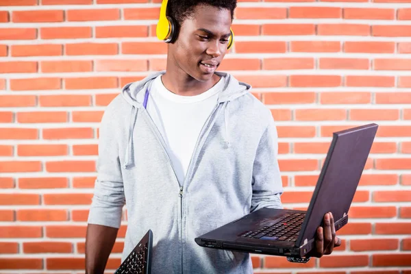 Aftican öğrenci dizüstü bilgisayar ile — Stok fotoğraf
