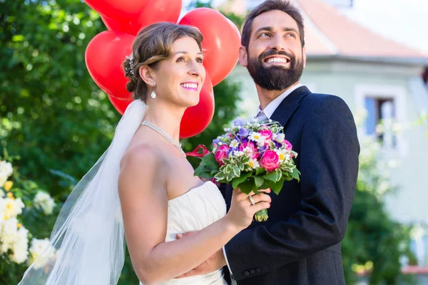 Жених и невеста на свадьбе — стоковое фото