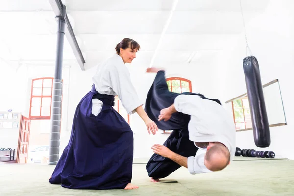 Hombre y mujer luchando en la escuela de artes marciales Aikido — Foto de Stock