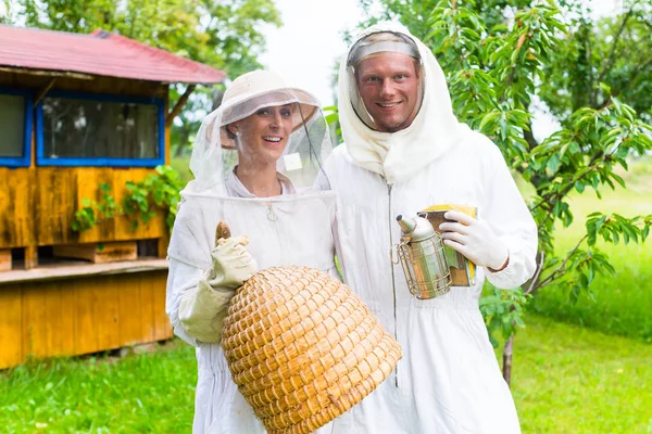 Equipo apicultor trabajando —  Fotos de Stock