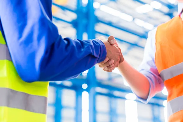 Pracovníka a inženýr handshake v továrně — Stock fotografie