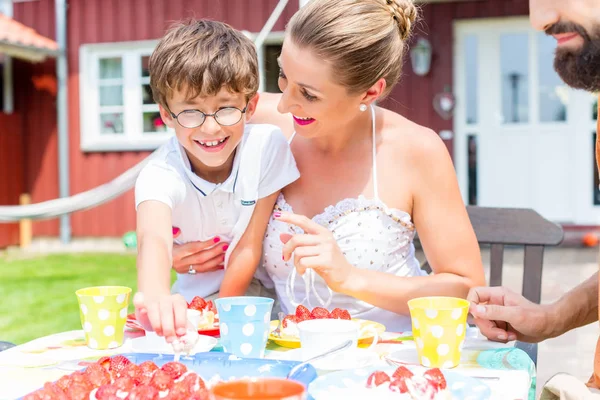 Familia comiendo pastel — Foto de Stock