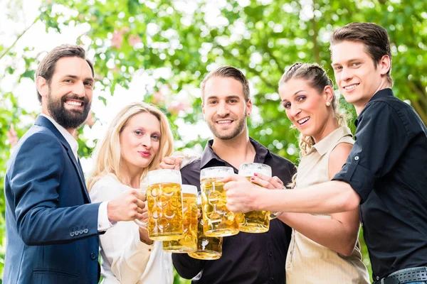 Amici o colleghi sul giardino della birra dopo il lavoro — Foto Stock