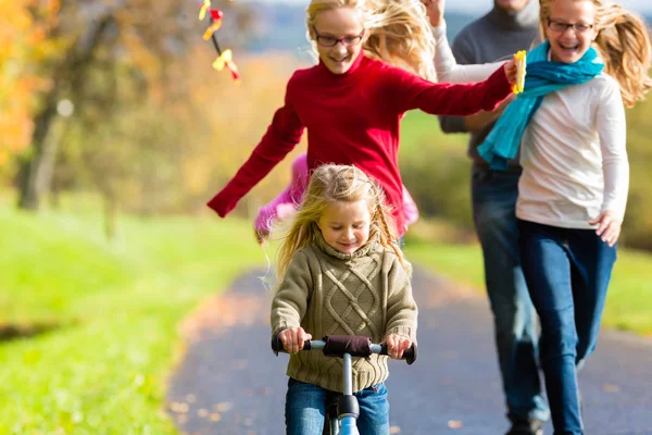 Familia dar un paseo en otoño bosque — Foto de Stock