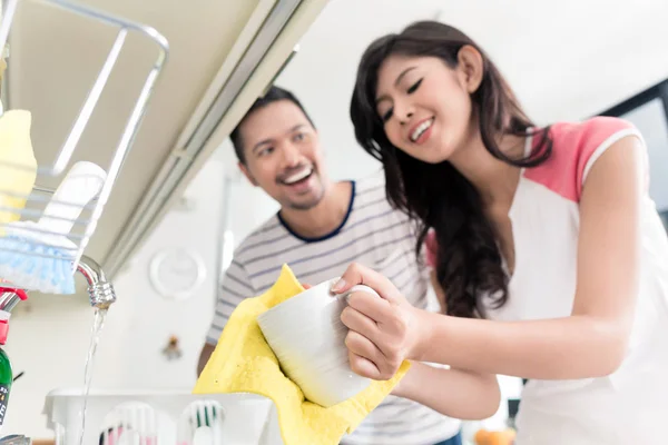 Pareja asiática lavando los platos después del desayuno — Foto de Stock